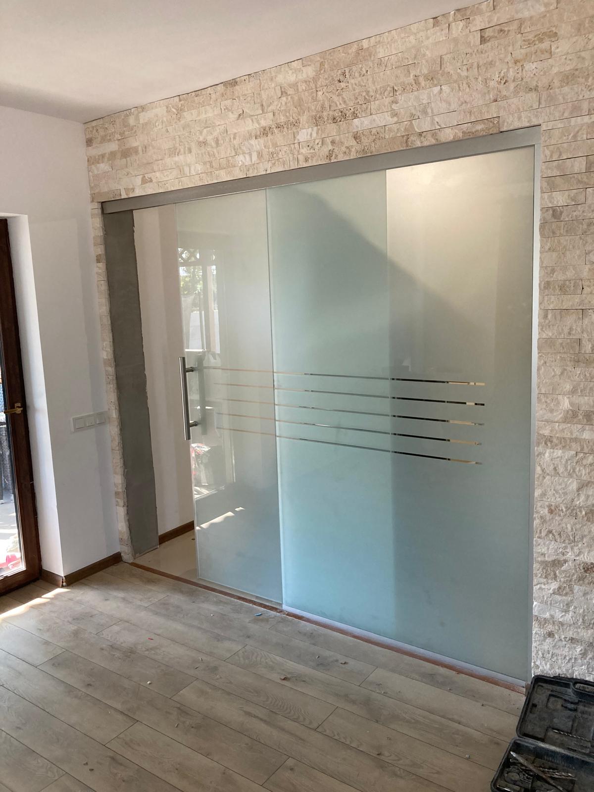 Ușă glisantă sticlă